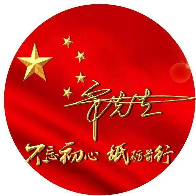 萌娃非常享受别人摸头,一副很享受的样子,让人忍不住笑出声
